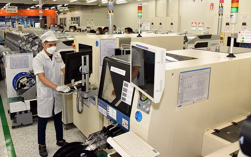 Dây chuyền lắp ráp linh kiện điện tử ở Công ty TNHH Samsung Electronics Việt Nam Thái Nguyên. (Ảnh TRẦN HẢI)