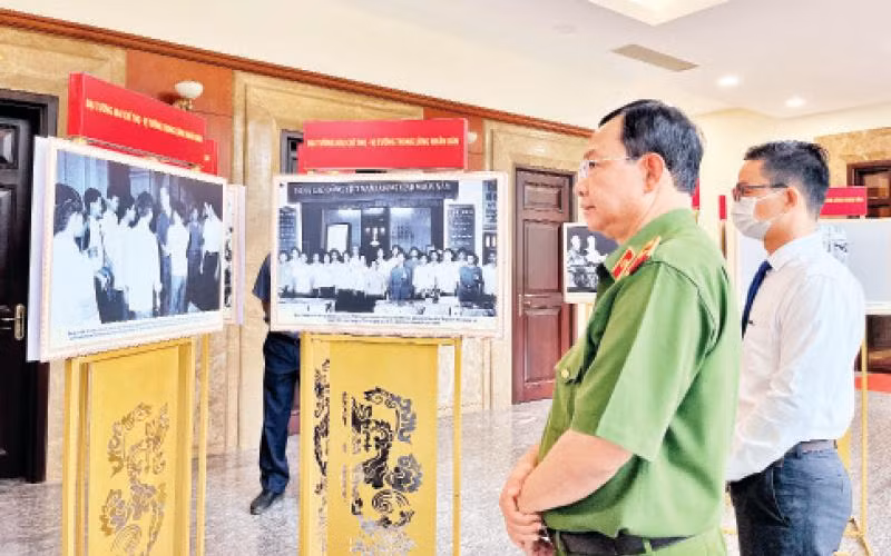 Triển lãm về cuộc đời và sự nghiệp của Đại tướng Mai Chí Thọ trong buổi Hội thảo khoa học kỷ niệm 100 năm Ngày sinh của Đại tướng.