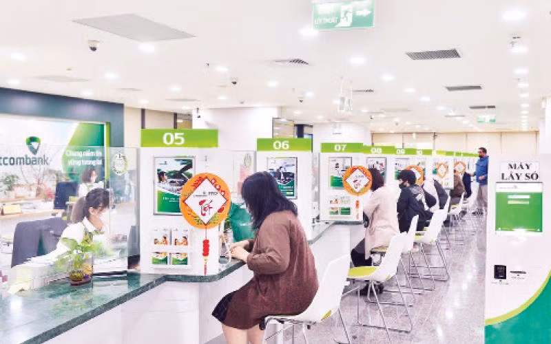 Khách hàng giao dịch tại một chi nhánh Vietcombank ở Thành phố Hồ Chí Minh.