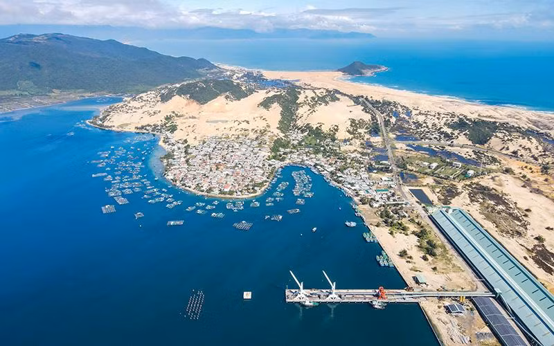Một góc vịnh Vân Phong. (Ảnh VĨNH THÀNH)