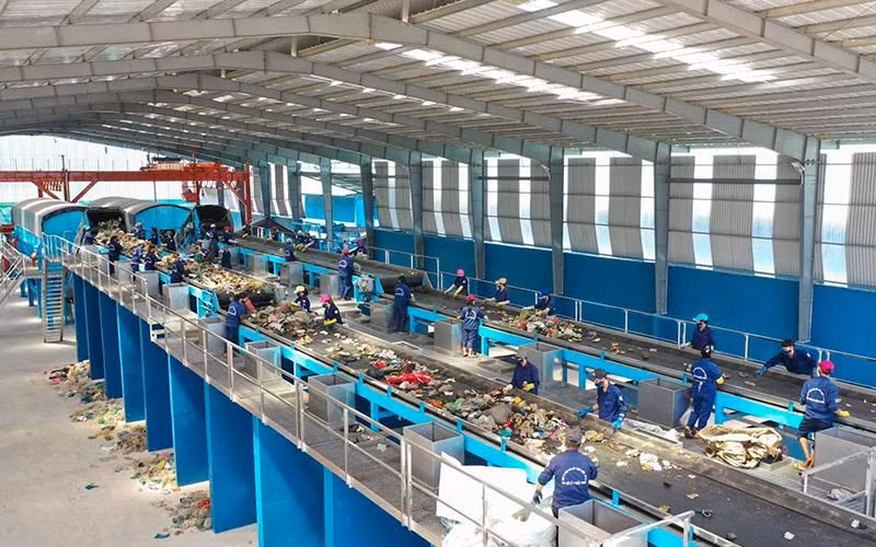 Dây chuyền phân loại rác tại Nhà máy Xử lý rác thải Chánh Phú Hòa, thị xã Bến Cát, tỉnh Bình Dương. (Ảnh PHƯƠNG LÊ)