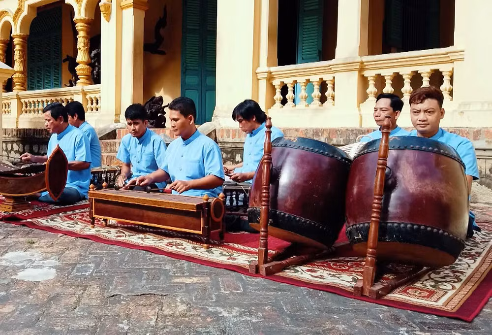 Các nhạc công Đoàn nghệ thuật Ánh Bình Minh trong một buổi diễn phục vụ đồng bào Khmer Nam Bộ. (Ảnh LÝ LONG)