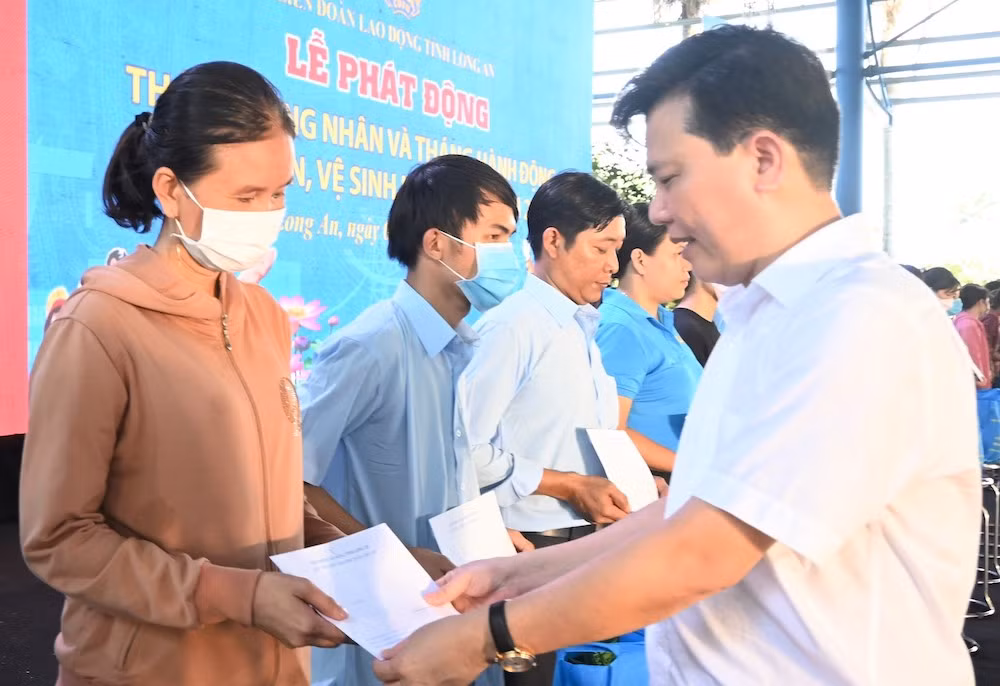 Phó Bí thư Tỉnh ủy Long An Nguyễn Thanh Hải tặng quà cho công nhân lao động có hoàn cảnh khó khăn.