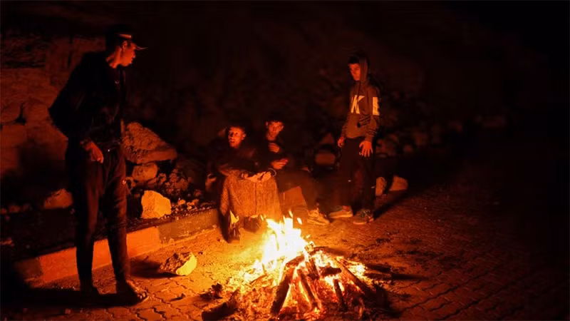Cư dân của làng Moulay Brahim, tỉnh Al-Haouz phải ở ngoài trời trong đêm 9/9/2023. (Ảnh: Reuters) Cư dân của làng Moulay Brahim, tỉnh Al-Haouz phải ở ngoài trời trong đêm 9/9/2023. (Ảnh: Reuters)
