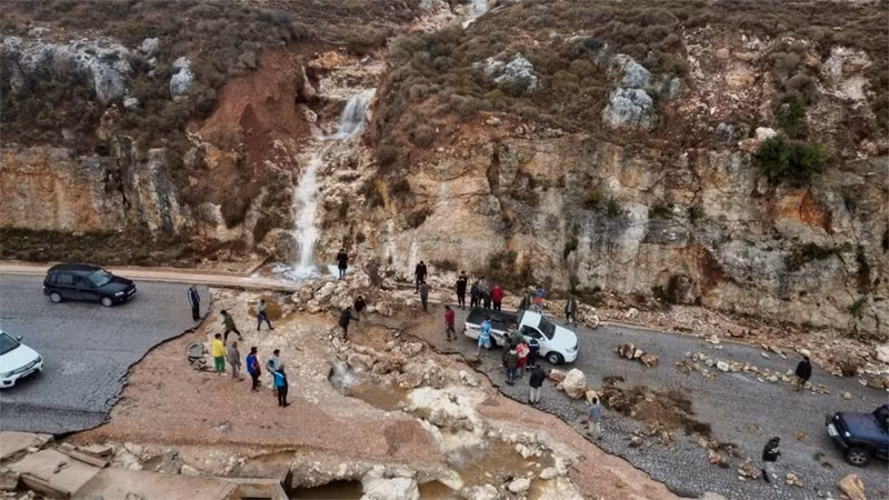 Tuyến đường tại thành phố Shahhat, Libya, bị gián đoạn do mưa lũ. (Ảnh: Reuters)