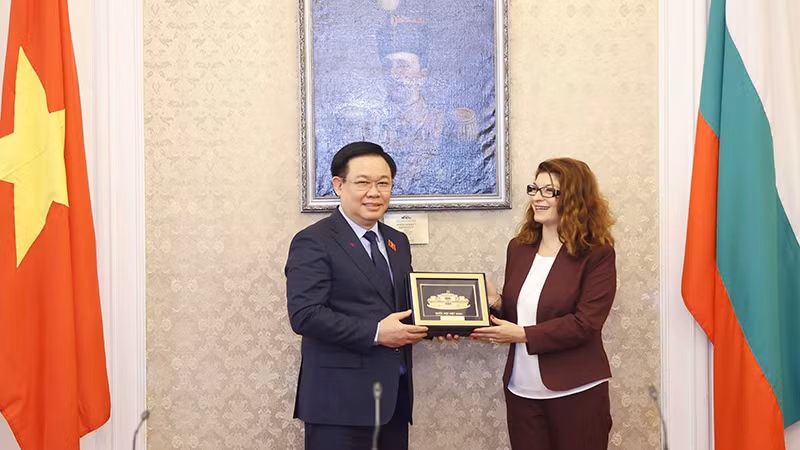 Chủ tịch Quốc hội Vương Đình Huệ tặng quà lưu niệm Chủ tịch Nhóm Nghị sĩ của Đảng Gerb-UDF Desislava Atanasova. (Ảnh: TTXVN) 