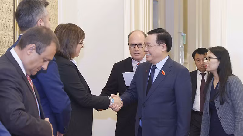 Chủ tịch Quốc hội Vương Đình Huệ và Chủ tịch Ðảng Xã hội Bulgaria Korneliya Ninova. (Ảnh: TTXVN) 