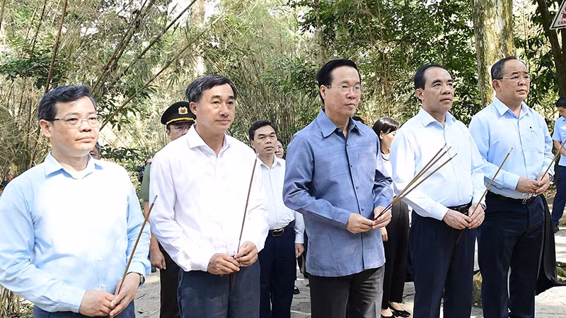 Chủ tịch nước Võ Văn Thưởng dâng hương tại Lán Nà Nưa. (Ảnh: Báo Tuyên Quang) 