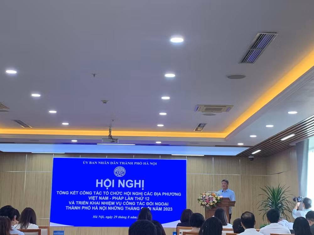 Phó Chủ tịch Ủy ban nhân dân thành phố Hà Nội Nguyễn Mạnh Quyền phát biểu tại Hội nghị. Phó Chủ tịch Ủy ban nhân dân thành phố Hà Nội Nguyễn Mạnh Quyền phát biểu tại Hội nghị.