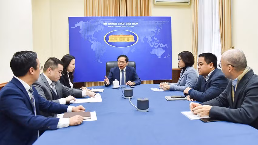 Bộ trưởng Bùi Thanh Sơn khẳng định sẵn sàng tăng cường phối hợp giữa hai Bộ Ngoại giao. (Ảnh: Báo Thế giới và Việt Nam)