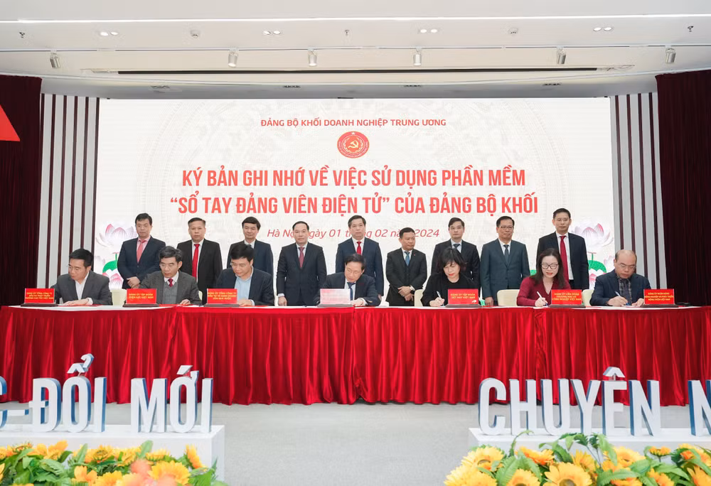 Lãnh đạo đảng ủy các Tổng Công ty, tập đoàn và ngân hàng ký bản ghi nhớ về việc sử dụng phần mềm.