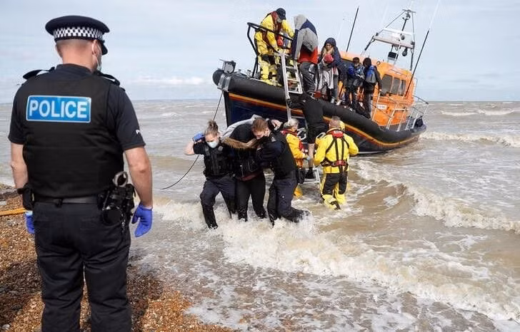Một chiếc thuyền RNLI chở những người di cư trên tàu gặp các Sĩ quan Lực lượng Biên phòng và Cảnh sát tại bến cảng ở Dungeness, Anh, ngày 13/9/2021. Ảnh: REUTERS