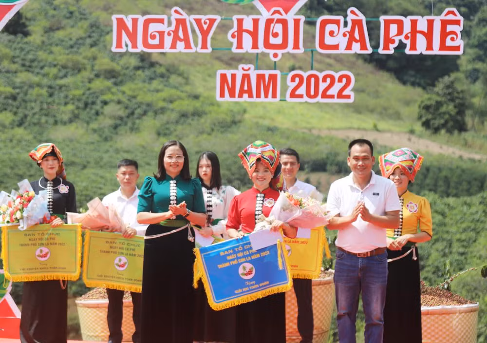 Ban tổ chức trao giải cho các đội thi. Ban tổ chức trao giải cho các đội thi.