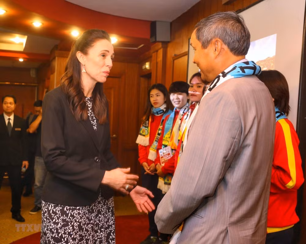 Thủ tướng New Zealand Jacinda Ardern trao đổi với Huấn luyện viên Mai Đức Chung.