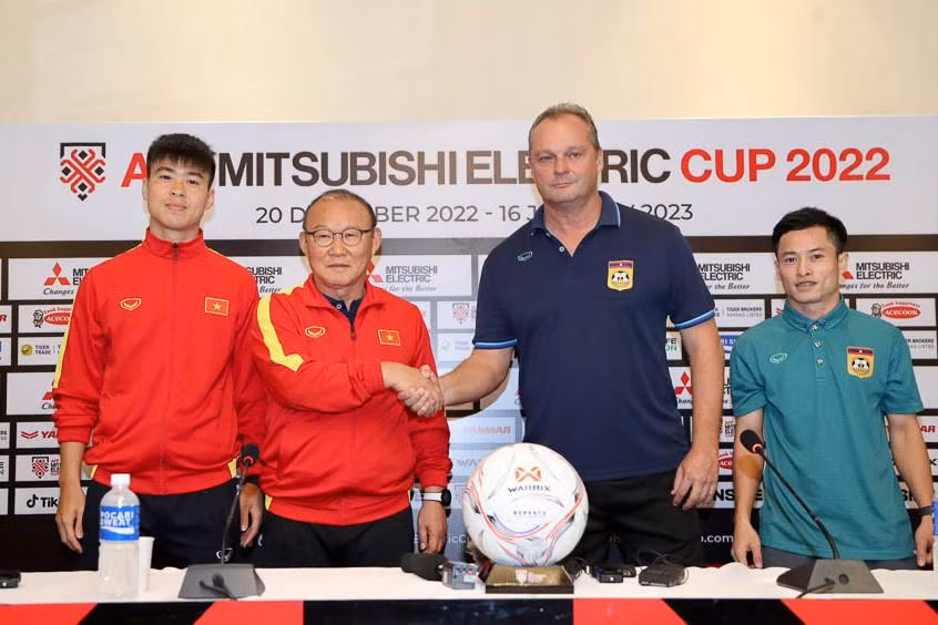 Hậu vệ Duy Mạnh, HLV Park Hang-seo cùng HLV Michael Weiss và đội trưởng Soukaphone Vongchiengkham của đội tuyển Lào. (Ảnh: VFF)