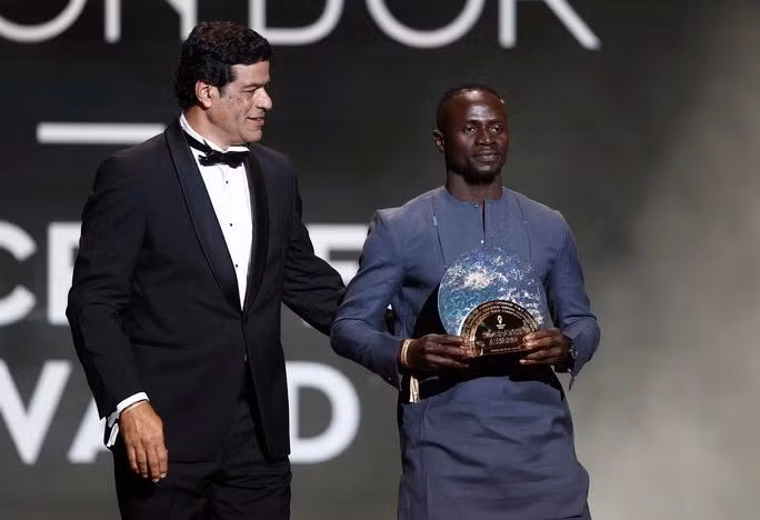 Sadio Mane nhận giải thưởng Socrates.