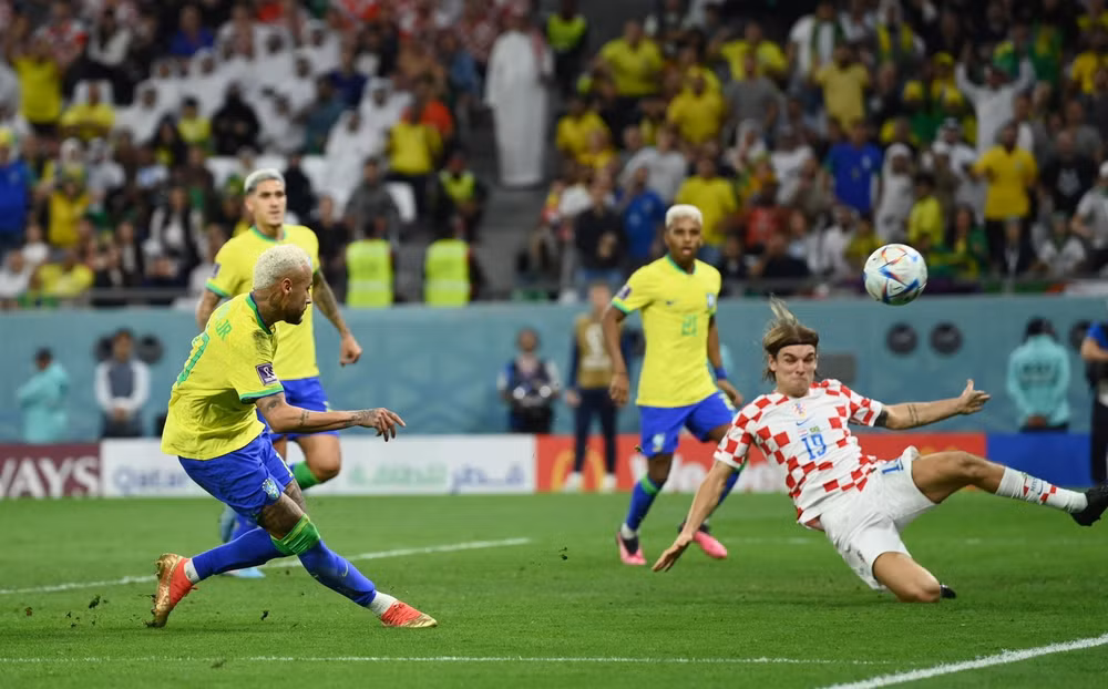 Neymar đi bóng tinh tế để dứt điểm cận thành Croatia. (Ảnh: FIFA)