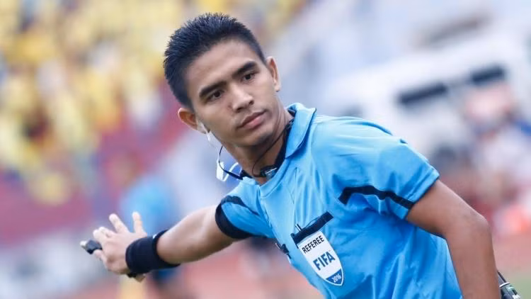 Trọng tài Muhammad Nazmi Bin Nasaruddin. (Ảnh: FIFA)
