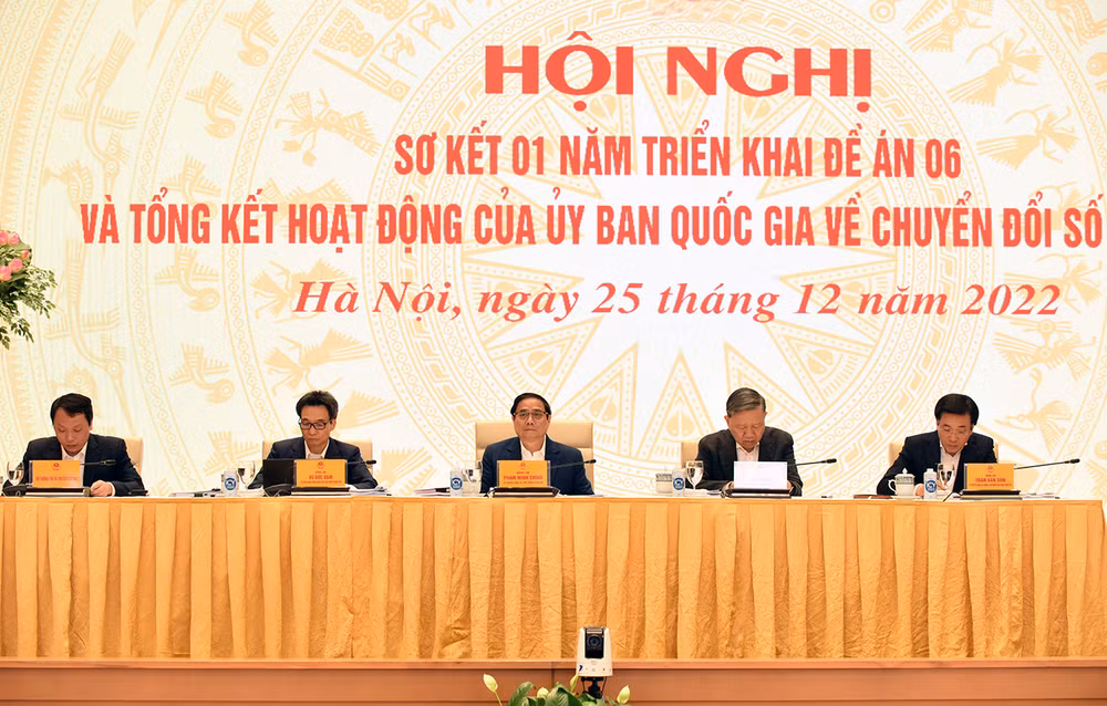 Thủ tướng nhấn mạnh, chuyển đổi số phải lấy người dân, doanh nghiệp làm trung tâm, chủ thể, làm mục tiêu, động lực nhằm cung cấp dịch vụ chất lượng hơn, phục vụ tốt hơn cho người dân, doanh nghiệp.