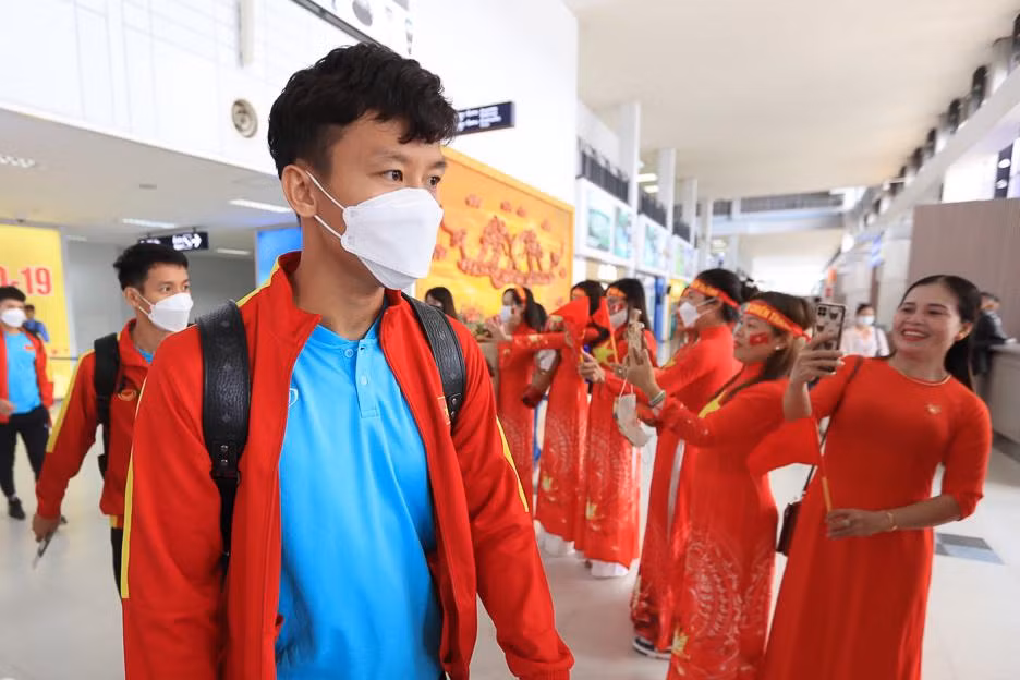 Cổ động viên Việt Nam trong trang phục áo dài truyền thống. (Ảnh: VFF) Cổ động viên Việt Nam trong trang phục áo dài truyền thống. (Ảnh: VFF)