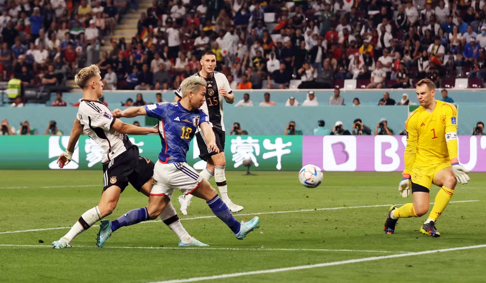 Khoảnh khắc Takuma Asano bứt tốc vượt qua hàng hậu vệ Đức, dứt điểm trái phá ở góc rất hẹp nâng tỷ số lên 2-1. Khoảnh khắc Takuma Asano bứt tốc vượt qua hàng hậu vệ Đức, dứt điểm trái phá ở góc rất hẹp nâng tỷ số lên 2-1.