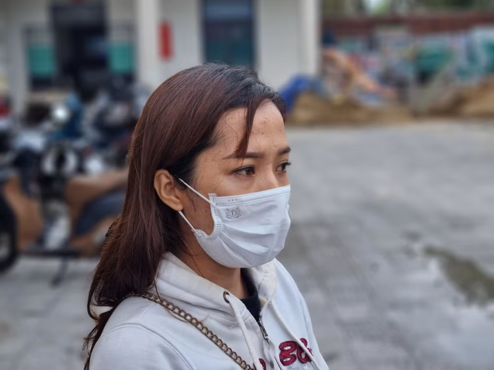 Chị H.N.T.H, mẹ của em N.H.T.H trao đổi với các phóng viên ngay sau cuộc họp chiều nay, 6/10.