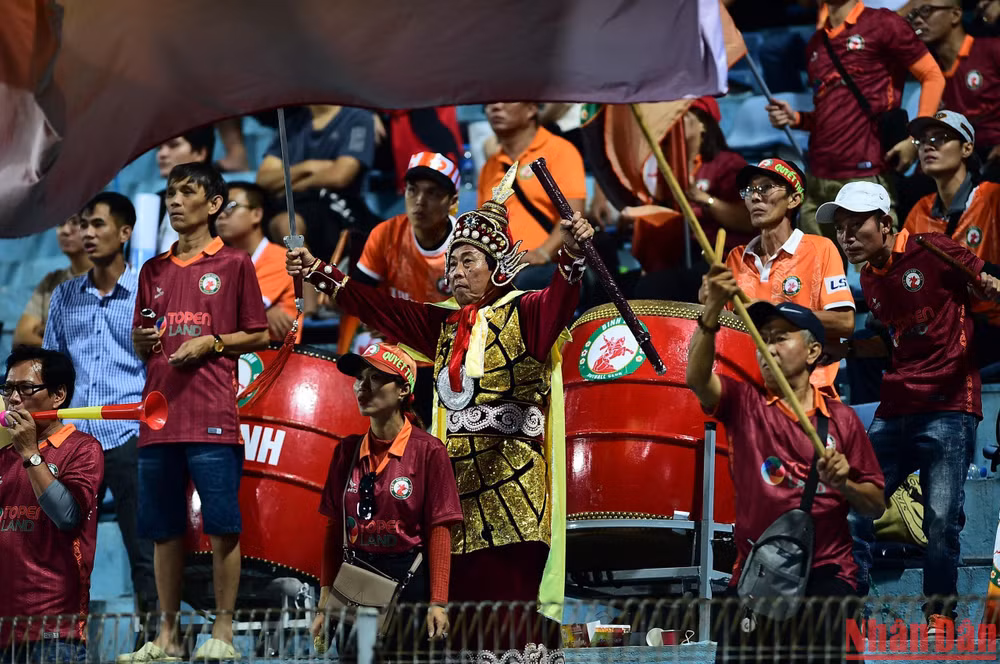 Hội cổ động viên của đội Topenland Bình Định FC.