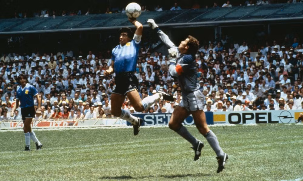 Pha bóng "Bàn tay của Chúa" của Maradona. (Nguồn: theguardian.com)