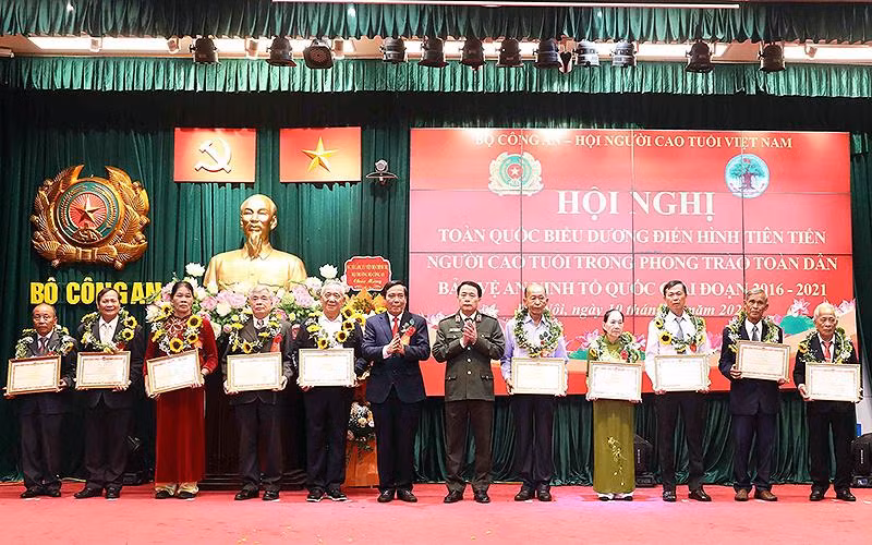 Đại diện lãnh đạo Bộ Công an, Trung ương Hội Người cao tuổi Việt Nam trao Bằng khen của Bộ Công an tặng các cá nhân có thành tích xuất sắc trong phong trào toàn dân bảo vệ an ninh Tổ quốc giai đoạn 2016-2021.