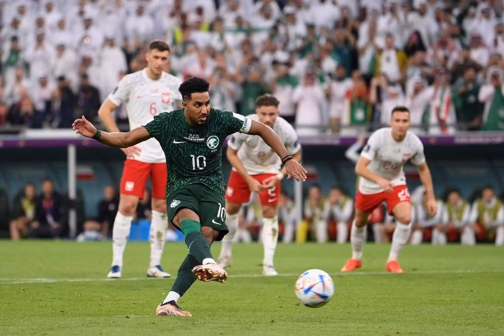 Salem Al Dawsari đá hỏng quả phạt 11m quý giá của Saudi Arabia. (Ảnh: Reuters)