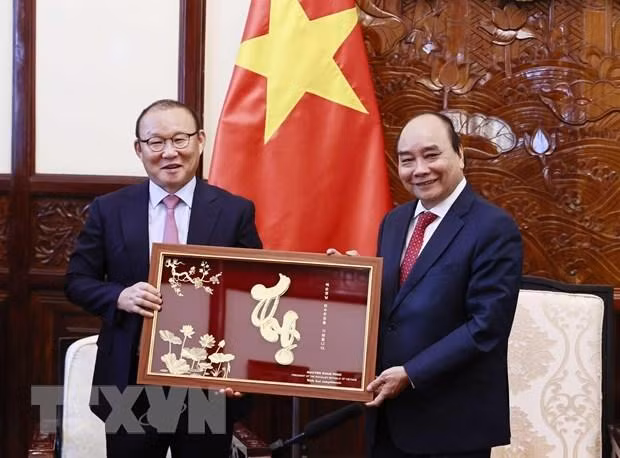 Chủ tịch nước Nguyễn Xuân Phúc gặp gỡ huấn luyện viên Park Hang-seo.
