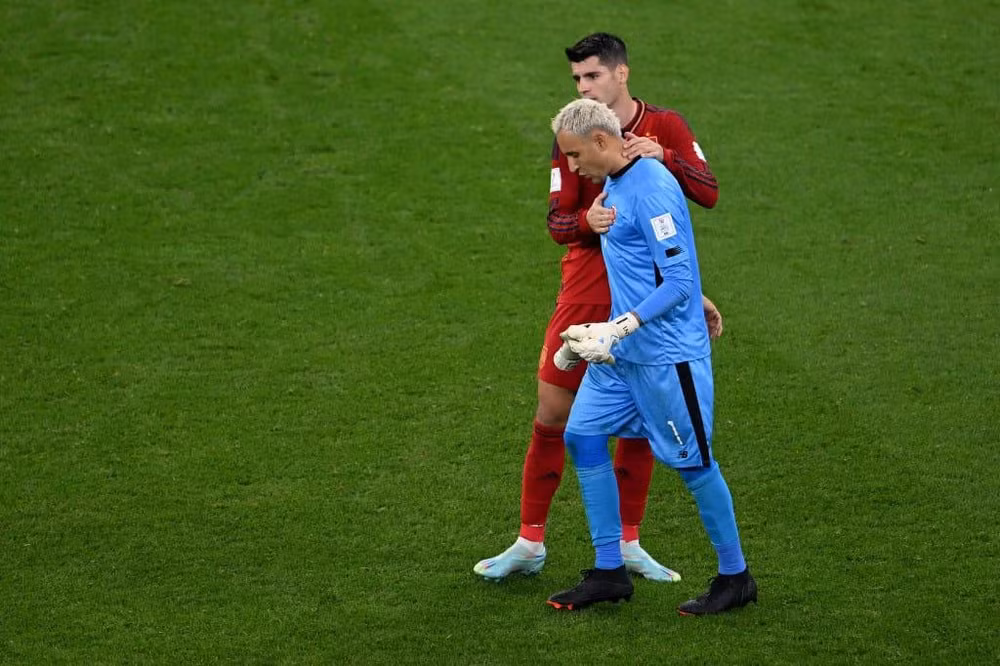 Morata chia sẻ cùng thủ thành Navas của Costa Rica sau trận thua đậm 0-7 ở bảng E khiến Costa Rica đứng trước bờ vực bị loại. Morata chia sẻ cùng thủ thành Navas của Costa Rica sau trận thua đậm 0-7 ở bảng E khiến Costa Rica đứng trước bờ vực bị loại.