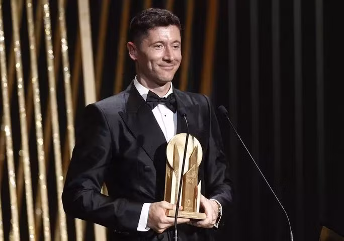 Robert Lewandowski nhận giải thưởng Gerd Muller.