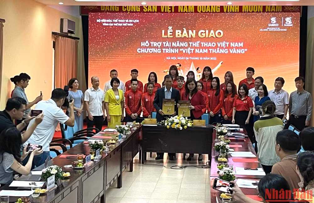 Lãnh đạo Tổng cục Thể dục Thể thao tại lễ bàn giao hỗ trợ tài năng thể thao. (Ảnh: MINH GIANG)