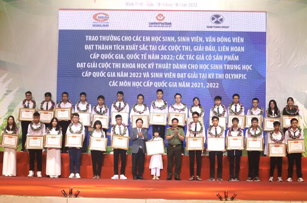 Trao thưởng cho các em học sinh, sinh viên, vận động viên có thành tích xuất sắc năm 2022.