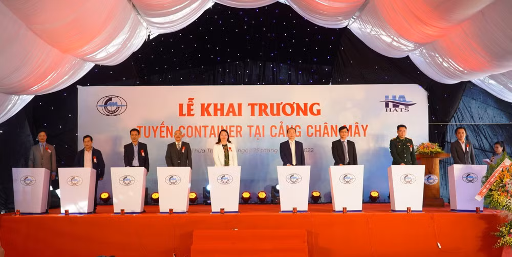 Ấn nút khai trương tuyến dịch vụ vận tải container nội địa đầu tiên tại cảng Chân Mây. Ấn nút khai trương tuyến dịch vụ vận tải container nội địa đầu tiên tại cảng Chân Mây.
