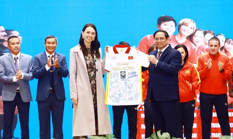 Thủ tướng Phạm Minh Chính trao áo đấu của đội tuyển bóng đá nữ Việt Nam tặng Thủ tướng New Zealand. (Ảnh: VFF)