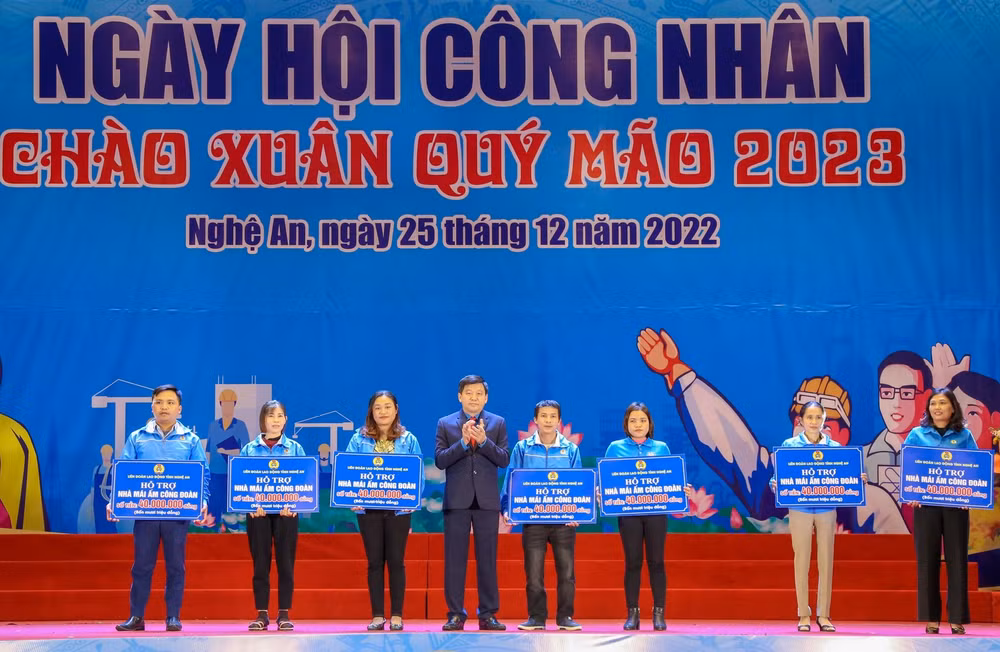 Trao tặng 7 nhà "Mái ấm Công đoàn" cho các đoàn viên có hoàn cảnh khó khăn. Trao tặng 7 nhà "Mái ấm Công đoàn" cho các đoàn viên có hoàn cảnh khó khăn.