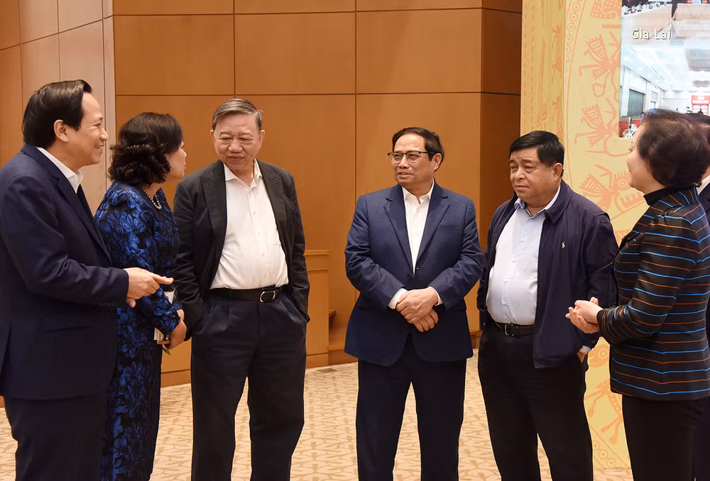Các đại biểu trao đổi trong giờ nghỉ giải lao.