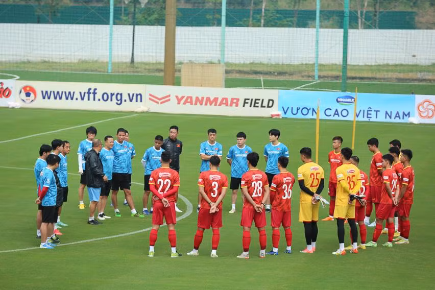 HLV Park Hang-seo dặn dò các học trò trước buổi tập. (Ảnh: VFF)