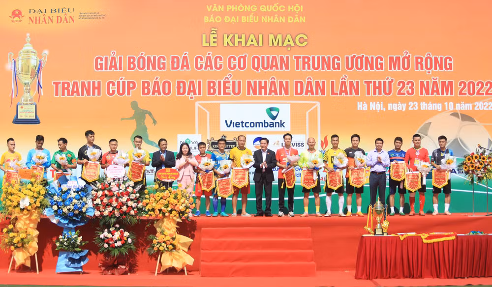 Ban Tổ chức tặng hoa và cờ lưu niệm cho các đội tham dự giải. (Ảnh: BTC)