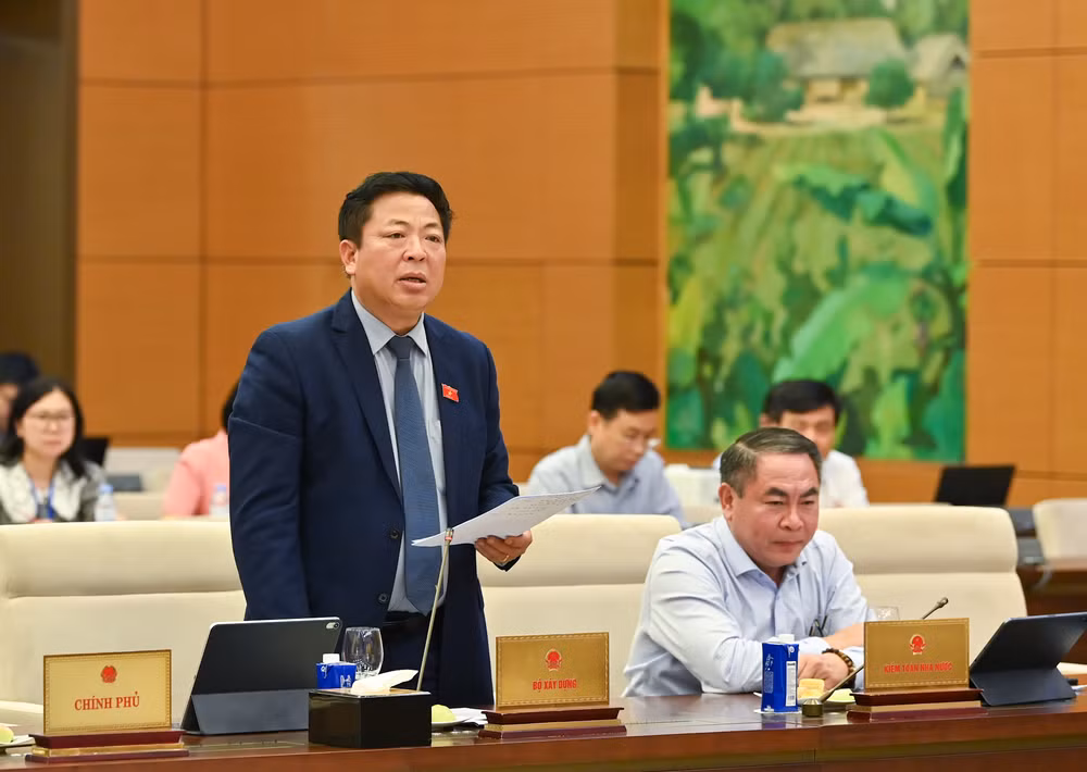 Bộ trưởng Xây dựng Trần Hồng Minh trình bày báo cáo tiếp thu, giải trình, chỉnh lý. (Ảnh: DUY LINH)