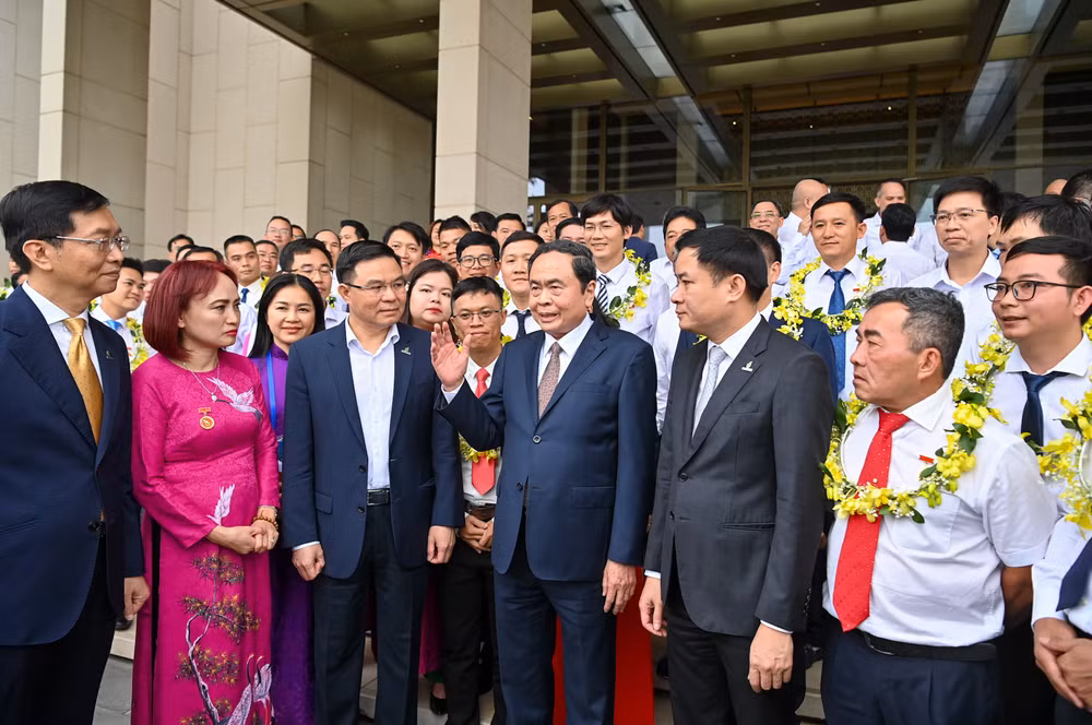 Chủ tịch Quốc hội Trần Thanh Mẫn với các đại biểu, người lao động tiêu biểu ngành dầu khí. (Ảnh: DUY LINH)