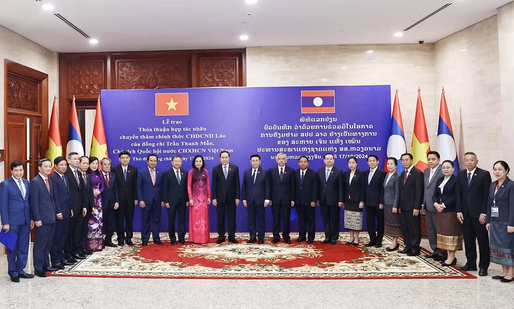 Đoàn đại biểu cấp cao Quốc hội Việt Nam và Lào chụp ảnh lưu niệm (Thống Nhất- TTXVN) Đoàn đại biểu cấp cao Quốc hội Việt Nam và Lào chụp ảnh lưu niệm (Thống Nhất- TTXVN)