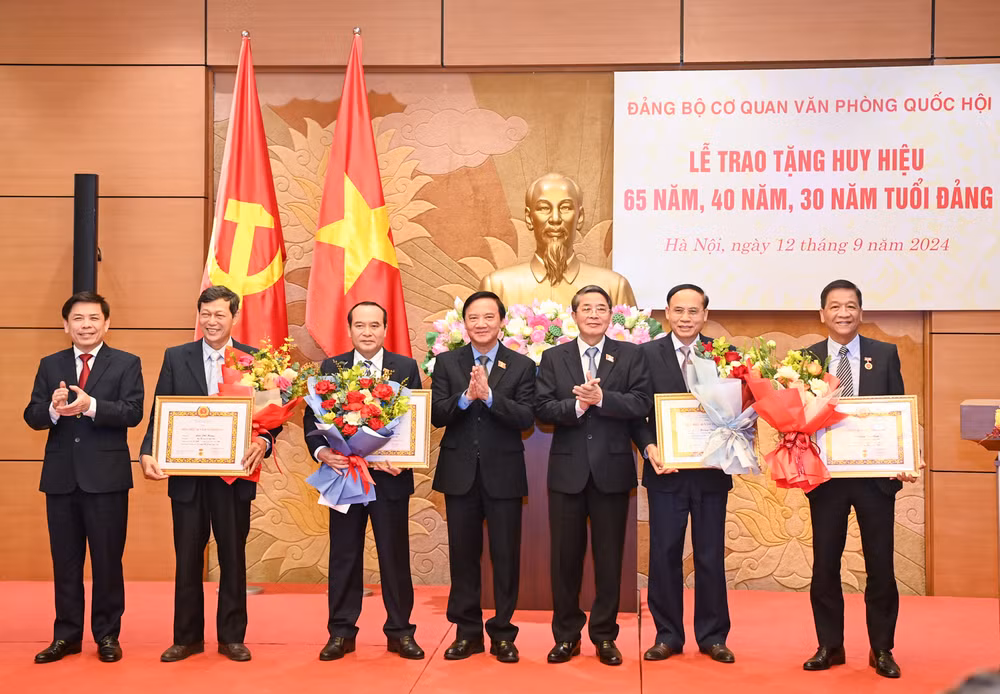 Phó Chủ tịch Quốc hội Nguyễn Khắc Định và Phó Chủ tịch Quốc hội Nguyễn Đức Hải trao tặng Huy hiệu 40 năm tuổi Đảng cho các đảng viên. Phó Chủ tịch Quốc hội Nguyễn Khắc Định và Phó Chủ tịch Quốc hội Nguyễn Đức Hải trao tặng Huy hiệu 40 năm tuổi Đảng cho các đảng viên.