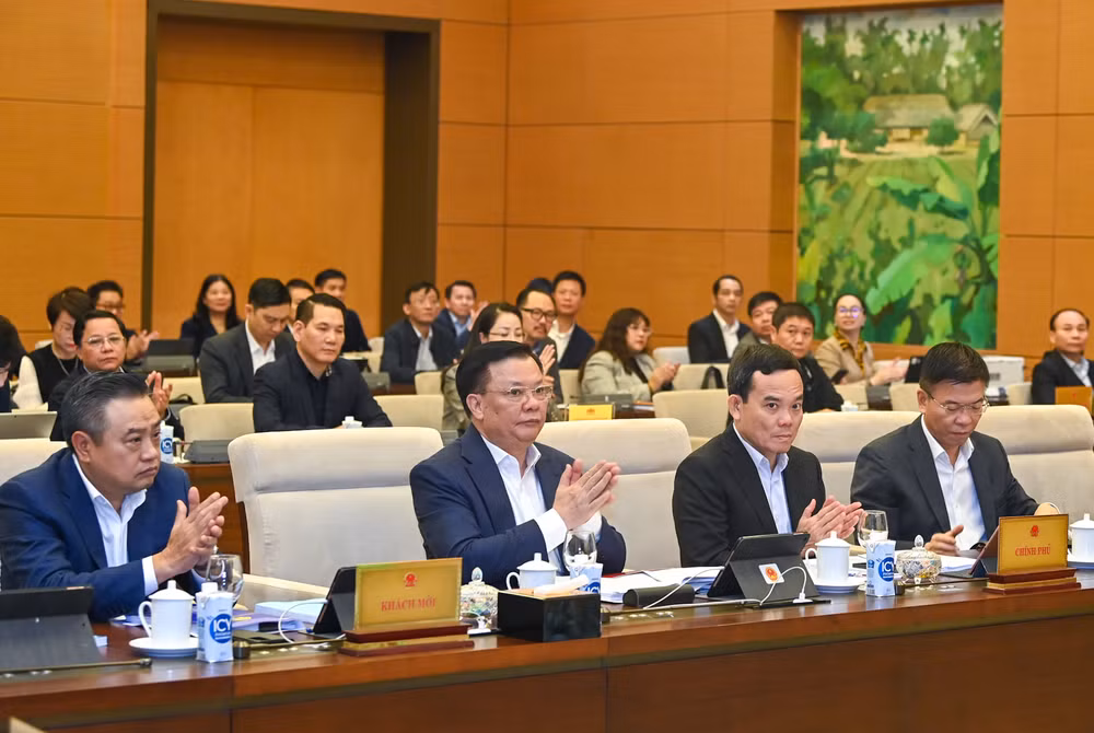 Bí thư Thành ủy Hà Nội Đinh Tiến Dũng, Phó Thủ tướng Chính phủ Trần Lưu Quang và các đại biểu dự phiên họp. (Ảnh: DUY LINH) Bí thư Thành ủy Hà Nội Đinh Tiến Dũng, Phó Thủ tướng Chính phủ Trần Lưu Quang và các đại biểu dự phiên họp. (Ảnh: DUY LINH)