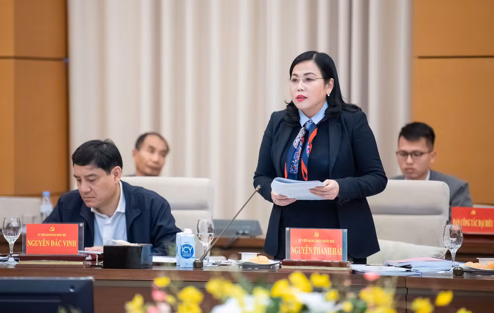 Trưởng Ban Công tác đại biểu Nguyễn Thanh Hải báo cáo tại phiên họp. (Ảnh: DUY LINH)