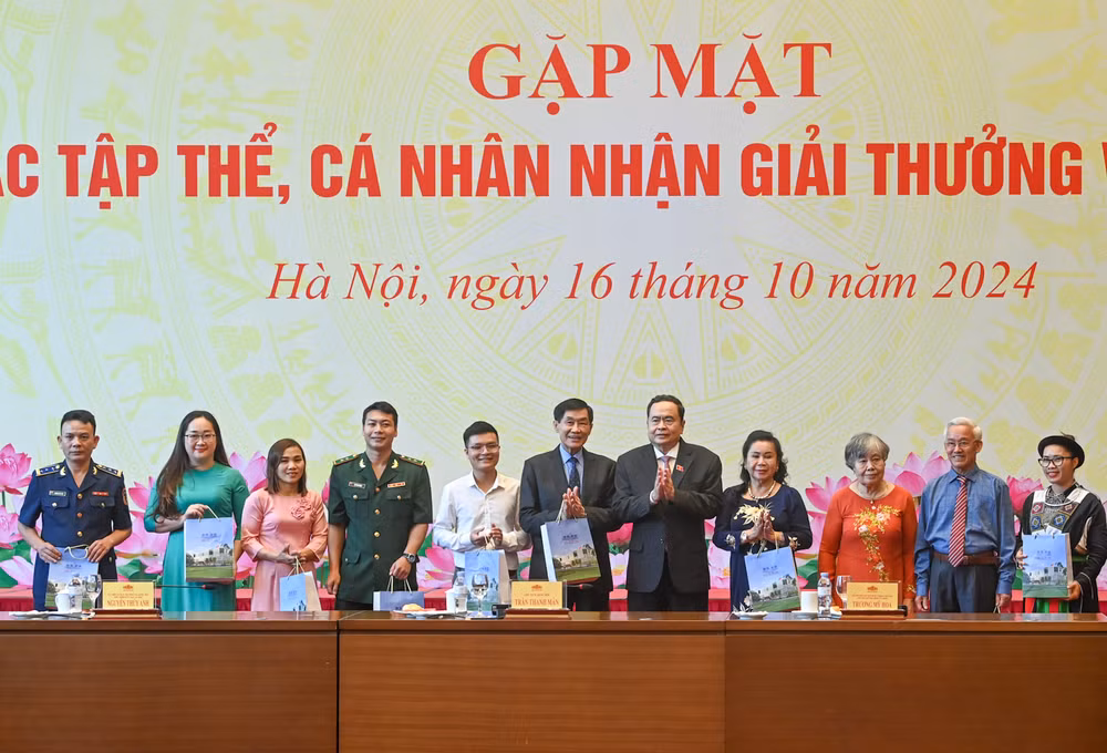 Chủ tịch Quốc hội Trần Thanh Mẫn tặng quà cho các tập thể, cá nhân nhận Giải thưởng Vừ A Dính. (Ảnh: DUY LINH)