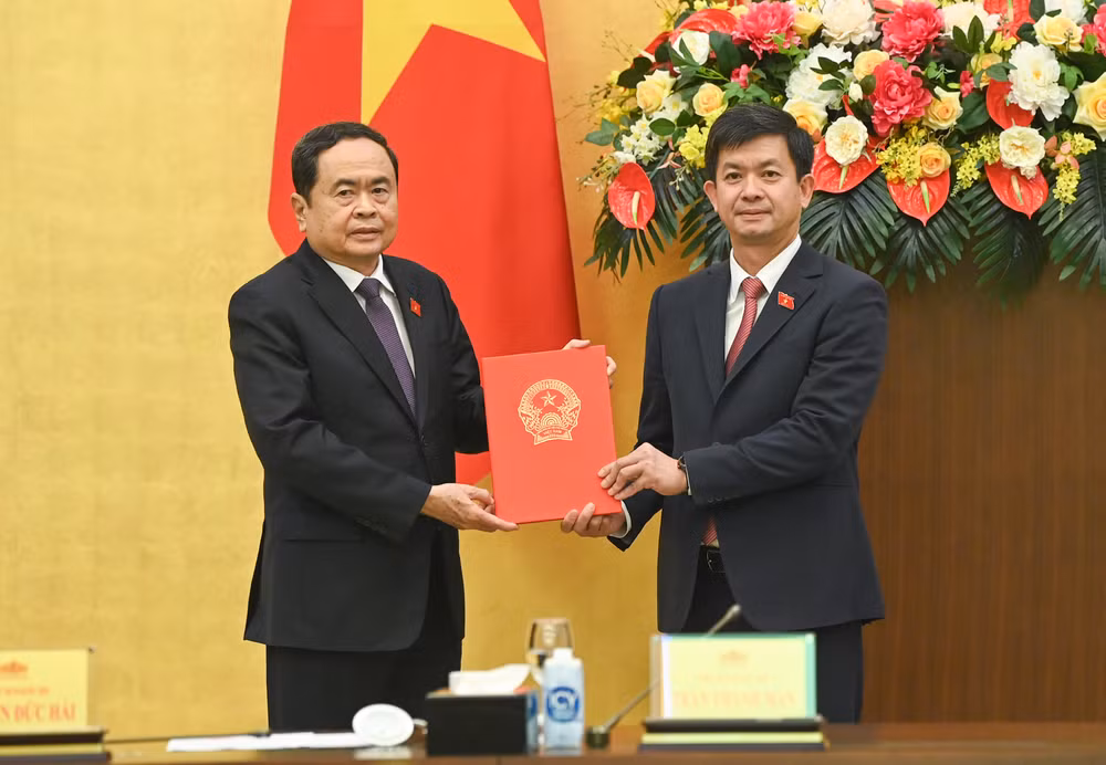 Chủ tịch Quốc hội Trần Thanh Mẫn trao quyết định bổ nhiệm cho đồng chí Lê Quang Tùng. (Ảnh: Duy Linh) 