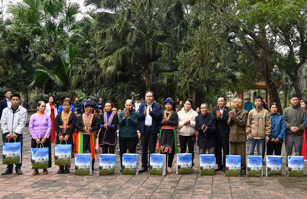 Chủ tịch Quốc hội Trần Thanh Mẫn và Phó Chủ tịch Quốc hội Nguyễn Khắc Định tặng quà các gia đình chính sách, hộ khó khăn của xã Trung Yên, huyện Sơn Dương. (Ảnh: DUY LINH)